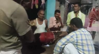 नवाबगंज: मौथरी गांव में होली की पूर्व संध्या पर होलियारों ने अवधी फाग गीतों के साथ प्रस्तुत किए सुंदर सुंदर भजन।