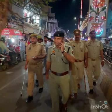 मथुरा: मथुरा पुलिस ने होली के पावन पर्व को लेकर सुरक्षा व्यवस्था की दृष्टि से होली गेट डीग गेट भरतपुर गेट पर किया फ्लैग मार्च