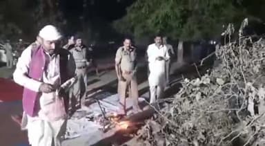 रायबरेली: रिजर्व पुलिस लाइन में होलिका दहन का कार्यक्रम विधि विधान से पुलिस अधीक्षक ने कराया संपन्न