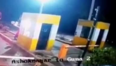 गुना नगर: पगारा टोल टैक्स पर कार सवार तीन युवकों से हुई मारपीट के मामले में सीसीटीवी फुटेज आए सामने, सोशल मीडिया पर हुए वायरल
