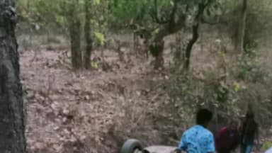 मांडू: बलसगरा मांडू मुख्य मार्ग गरगाली के पास असंतुलित कार सड़क किनारे  कटे ट्रेंच पर गिरकर पलटा, बाल बाल बचे सवार