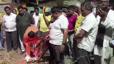 कोरांव: नगर पंचायत कोरांव समेत समूचे ग्रामीण क्षेत्रों में परंपरागत तरीके एवं विधि विधान से संपन्न हुआ होलिका दहन का पर्व