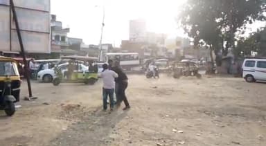 रायबरेली: सिविल लाइन चौराहे पर सवारी बैठाने को लेकर 2 ड्राइवरों के बीच मारपीट के हुए वीडियो वायरल के बाद पुलिस जांच में जुटी