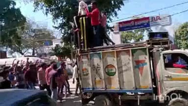 हसनपुर: नगर के विभिन्न मार्गो से होली के उपलक्ष में युवाओं ने रंग गुलाल के साथ निकाली रैली, डीजे की धुन पर किया नृत्य