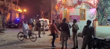 पीलीभीत: देशनगर गौड़ी चौराहे पर मोटरसाइकिल टकराने को लेकर विवाद के बाद दो पक्षों में हुआ पथराव पहुंची पुलिस