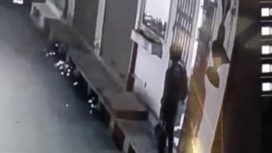 किशनगढ़ बास: किशनगढ़ के गंज रोड स्थित जगदंबा कंपलेक्स के मंदिर से चोरों ने पीतल की घंटी मूर्ति की चोरी घटनाक्रम सीसीटीवी कैमरे मे कैद