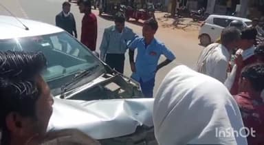 दौसा: जिला अस्पताल के आगे एक ट्रेलर ने कार को मारी टक्कर, कार हुई क्षतिग्रस्त