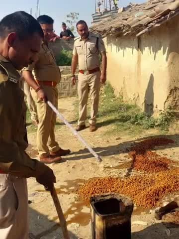 कोरांव: आबकारी और पुलिस की संयुक्त टीम ने अल्हवा बंसीपुर व महुली में की छापेमारी, 65 लीटर शराब किया बरामद नष्ट कराया लहन