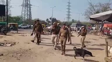 पंचकूला: होली के त्यौहार पर शरारती तत्वों पर नकेल कसने के लिए पुलिस ने खड़क मंगोली सेक्टर 1 में की गश्त