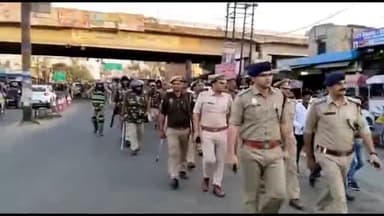 धनौरा: एसपी ने होली के मद्देनजर गजरौला के चौपला पर किया फ्लैग मार्च, हुड़दंग मचाने पर कार्रवाई की बात कही