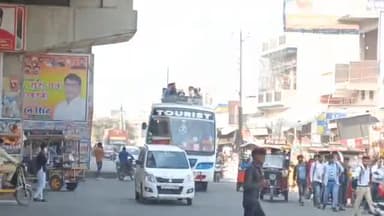धनौरा: होली के मद्देनजर गजरौला चौपला पर नियमों की अनदेखी कर बस की छत पर बैठकर यात्रा करते दिखे यात्री, वीडियो हुआ वायरल