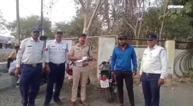 इछावर: यातायात पुलिस ने वाहन चेकिंग अभियान के दौरान वाहन चालकों पर कार्रवाई करते हुए ₹11500 का सामान शुल्क वसूल किया..