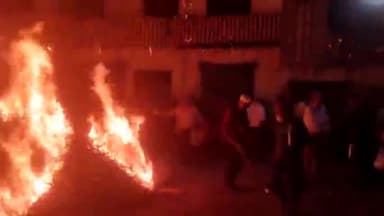 लखीमपुर: शहर के संकटा देवी मंदिर के पास पूजा अर्चना के साथ लोगों ने किया होलिका दहन