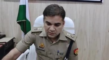 नेवढ़िया के दीपापुर गांव में घर के अंदर ब्लास्ट होने पर परिवार के कई लोग घायल, घटना की जानकारी देते एसपी।