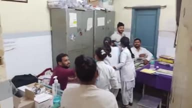 एटा: कोतवाली नगर के मेडिकल कॉलेज में डॉक्टर और कर्मचारियों ने एक दूसरे को रंग लगाकर मनाई होली