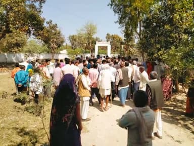 चकबंदी अधिकारी के सामने चकबंदी प्रक्रिया का विरोध करते हुए ग्रामीण ॥लेखपाल से गाँव वालो ने अपने पैसे वापसी की माँग की