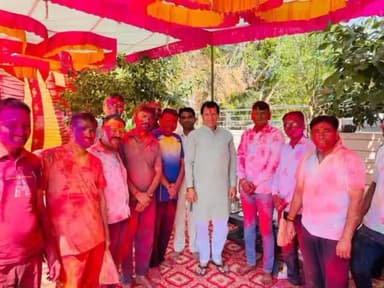 बाड़मेर: कृषि कल्याण मंत्री कैलाश चौधरी ने महापर्व रंगोत्सव के उपलक्ष्य में खेली होली, संसदीय क्षेत्र के लोगों को दी शुभकामनाएं