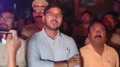 भदोही: भदोही नगर मे घुम धाम शान्ति प्रिय तरीके से हुआ होलिका दहन शहर कोतवाल अजय सेठ मौके पर रहे उपस्थित