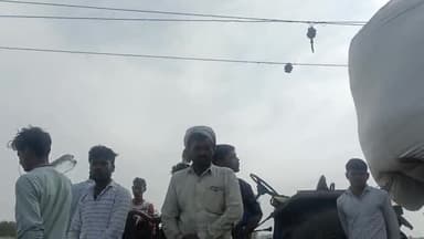 सहसवान: बागबाला दहगवां लिंक रोड पर भूसे से भरे ट्रैक्टर ट्राली में फंसे जर्ज़र बिधुत लाइन के तार, पोल ट्रैक्टर पर गिरा