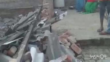 हसनपुर: गांव बाईखेड़ा में खेलते समय बच्चों के ऊपर गिरी दीवार, 7 बच्चे घायल व एक की हालत नाज़ुक