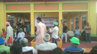 रतनपुर शिव मंदिर के प्रांगण में मेयर पिंकी देवी के द्वारा मनाया गया होली मिलन समारोह पूर्व मेयर संजय सिंह भी झूमते दिखे