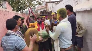 होली के खूबसूरत रंगों की तरह
आपको और आपके पूरे परिवार को
हमारी तरफ से बहुत बहुत रंगों और भरी उमंगो भरी शुभकामनाएं