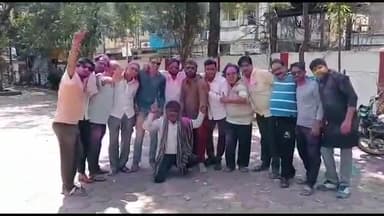 अशोक नगर: जिले भर में सुबह से रही होली की धूम, चौक चौराहों पर एक दूसरे को लगाए रंग-गुलाल