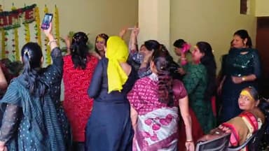 होली के रंगों से बनाओ नया मौसम,
धुलंडी को खेलों awesome.