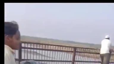 मुरादाबाद: मुगलपुरा के जामा मस्जिद पुल पर नाबालिग बच्चे द्वारा स्कूटी चलाने का वीडियो हुआ वायरल, स्कूटी पर सवार हैं 5 बच्चे