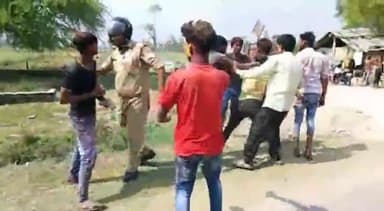 नवाबगंज: तेजवापुर के पास लोगों का हुड़दंग मचाते हुए वीडियो हुआ वायरल, कड़ी मशक्कत के बाद पुलिसकर्मियों ने मामले को कराया शांत।