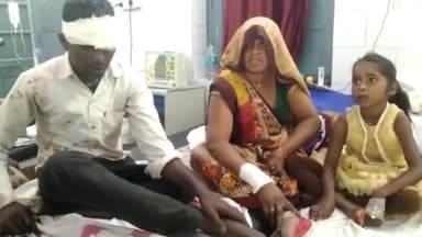 पन्ना: ग्राम उमरिया मे सड़क के बीचो-बीच पड़े गोबर की वजह से अनियंत्रित हुई बाइक पति पत्नी और 6 वर्षीय मासूम हुई घायल।