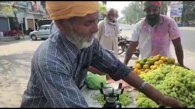 धनौरा: गजरौला के फाजलपुर रेलवे फाटक के पास जिला पंचायत सदस्य पति पिंटू भाटी ने होली पर लोगों को फ्री में फल किए वितरण