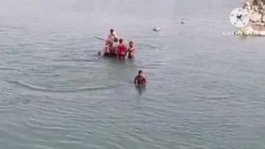 ललितपुर: राजघाट बांध पर होली मनाने गए दो युवक नदी में नहाते समय हुए लापता, गोताखोरों की मदद से रेस्क्यू ऑपरेशन जारी