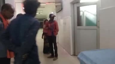 पन्ना: धरम सागर मोंगा के पास मामूली विवाद के चलते 1 दर्जन लोगों ने युवक को पीटा बचाने गये पिता के साथ भी की मारपीट।