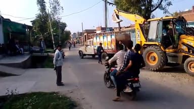 शाहजहांपुर: रावतपुर के ग्राम प्रधान ने फूंके ट्रांसफार्मर को तत्काल लगवा कर दुरुस्त कराई विद्युत व्यवस्था लोगों ने की सराहना