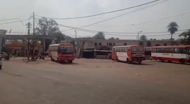 नवाबगंज: बाराबंकी स्थित बस स्टॉप पर होली के अवसर पर पसरा रहा सन्नाटा, यात्रियों के लिए की गई उचित व्यवस्था।