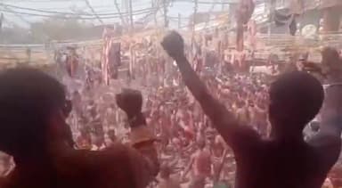 नवाबगंज: धनोखर स्थित हनुमान मंदिर पर खेली गई सामूहिक होली, भारी संख्या में शामिल हुए लोग।