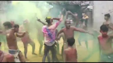 परबत्ता: परबत्ता प्रखंड क्षेत्र के विभिन्न गांवों में युवाओं ने खेली कुर्ता फाड़ होली, कुछ ऐसे किया जमकर डांस