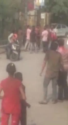 गाज़ियाबाद: विजयनगर थाना क्षेत्र के सर्वोदय नगर में लोगों का मारपीट करते हुए वीडियो सोशल मीडिया पर हुआ वायरल