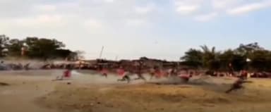 लोहरदगा: बरही गांव में लोगों ने खेली ढेला मार होली