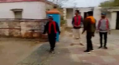 तेंदूखेड़ा: तेजगढ़ में भगवती मानव कल्याण संगठन के कार्यकर्ताओं ने पकड़वाई अवैध शराब