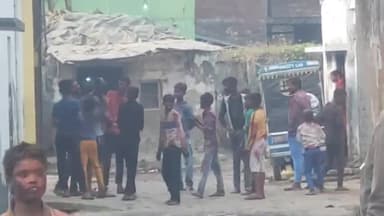 बलरामपुर: कलवारी में सुबह से ही मची रंगों की धूम लोग जमकर खेल रहे होली