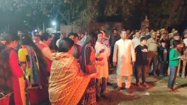 लखीमपुर: पुलिस लाइन में डीएम व एसपी ने परिवार के साथ पूजा अर्चना कर किया होलिका दहन