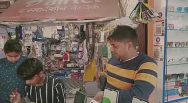 महुआ: कुशहर चौक से दो मोबाइल दुकान में अज्ञात चोरों ने चोरी कर हुए फरार।