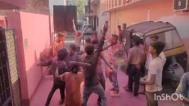 लखीमपुर: हाथीपुर उत्तरी में बड़े ही धूमधाम से मनाई जा रही है होली ढोल नगाड़ों पर थिरकते नजर आए लोग