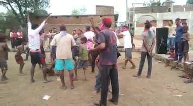 जयनगर: पंचायत कन्द्रपडीह ward-08 में होली का आनंद लेते हुऐ, शान्ति पूर्वक मनाया जा रहा है, उपस्थित #सूरज साव,शंकर भाई भी थे।