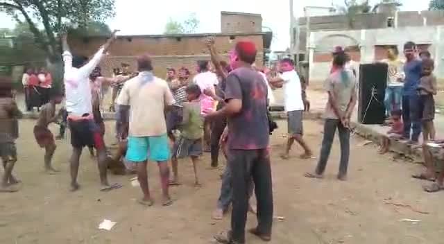 जयनगर: पंचायत कन्द्रपडीह ward-08 में होली का आनंद लेते हुऐ, शान्ति पूर्वक मनाया जा रहा है, उपस्थित #सूरज साव,शंकर भाई भी थे।