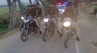 राजगीर: होली में शांति व्यवस्था बनाए रखने को लेकर आज पुलिस ने राजगीर के शहरी एवं ग्रामीण क्षेत्रों में निकाला फ्लैग मार्च