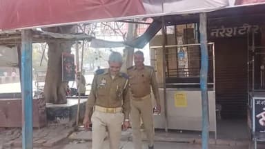 एटा: होली के हुड़दंग से बचने को पुलिस ने की कड़ी नाकेबंदी लगाए बैरियर पुलिस बल तैनात कोतवाली नगर का मामला