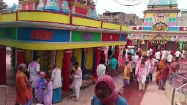 कुशेश्वर स्थान पूर्बी: : होली के अवसर पर बाबा कुशेश्वर नाथ के मंदिर में भक्तों की भीड़।